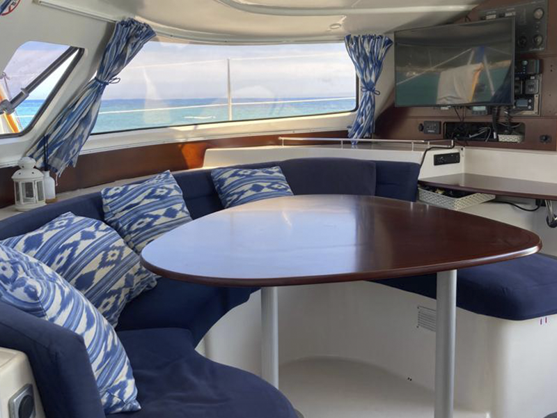Interior catamarán Fountaine Pajot